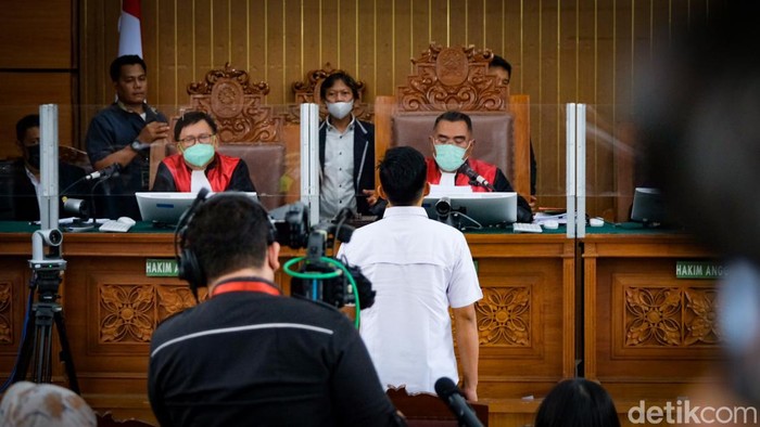 Detik-detik Bharada Richard Eliezer Divonis 1,5 Tahun Penjara Mantan ajudan eks Kadiv Propam Polri Ferdy Sambo, Bharada Richard Eliezer Pudihang Lumiu, terbukti bersalah. Eliezer dinyatakan bersalah turut serta melakukan pembunuhan berencana terhadap Brigadir N Yosua Hutabarat. Bharada Richard Eliezer divonis 1,5 tahun penjara, Rabu 15/2/2023.