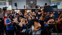 Pengunjung sidang pun riuh menyambut vonis tersebut.  