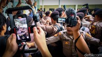 Eliezer sebelumnya dituntut hukuman 12 tahun penjara. Jaksa meyakini Eliezer terbukti bersalah terlibat dalam pembunuhan berencana Brigadir Yosua. Mantan ajudan Ferdy Sambo ini langsung dikawal polisi serta LPSK meninggalkan ruang sidang.