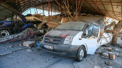 Penampakan Pasar Mobil Bekas di Turki Ringsek Tak Berbentuk
