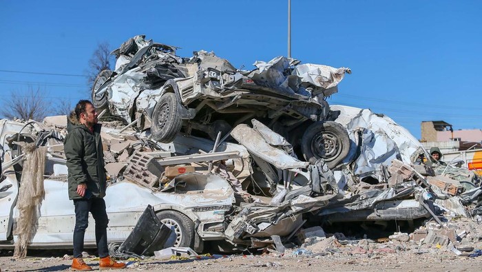 Diler Mobil Bekas Ambruk Akibat Gempa Turki Gempa tidak hanya membuat gedung dan rumah ambruk di Turki. Gempa itu juga merobohkan diler mobil bekas di Gaziantep. Mobil-mobil pun ringsek tak berbentuk.