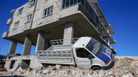 Sejumlah mobil bekas tertimpa bangunan pasar mobil bekas di Gaziantep, Turki, Selasa (14/2/2023).