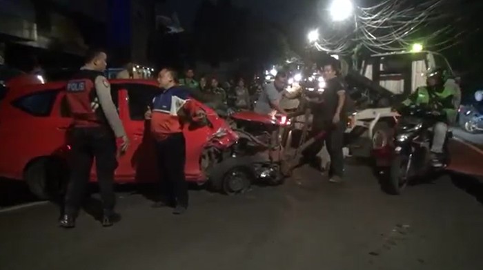 Dua mobil tabrakan di Jalan Kemang Utara, Mampang Prapatan, Jakarta Selatan, Rabu (15/2/2023) dini hari.