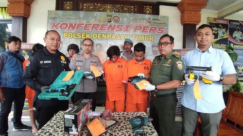 Dua pelaku pembobolan bekas tempat kerja dan mencuri alat-alat kerja mebel dihadirkan saat konferensi pers di Polsek Denpasar Timur, Rabu (15/2/2023). (I Wayan Sui Suadnyana/detikBali)