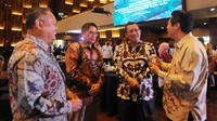 Direktur Utama Bank BTN Haru Koesmahargyo berbincang dengan Dirjen Perumahan Kementerian PUPR Iwan Suprijanto usai menandatangani Perjanjian Kerja Sama (PKS) Program Kolaborasi Percepatan Penghapusan Kemiskinan Ekstrem melalui Perbaikan Rumah Tidak Layak Huni di Jakarta, Selasa (14/2). 