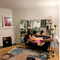 Unggahan Eric itu sudah mendapat lebih dari 471 ribu likes dan diserbu komentar netizen. Namun netizen salah fokus dengan foto tersebut. Bukannya membahas gaya Eric atau soal Hari Valentine, netizen malah ramai berkomentar soal kehadiran Emily di foto tersebut. (Foto: Dok. Instagram)