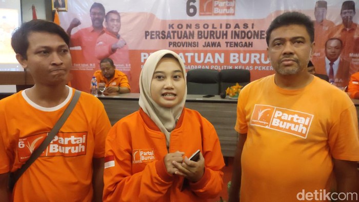 Erma Oktavia buruh pabrik Grobogan saat menghadiri acara Partai Buruh di Semarang, Rabu (15/2/2023).