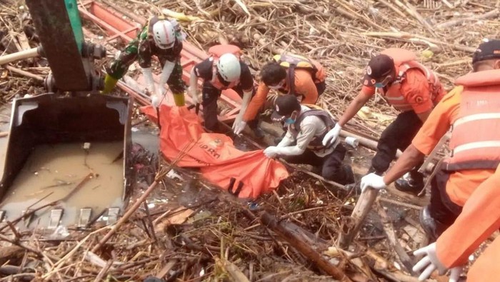 Evakuasi mayat di area bendungan Mrica, Banjarnegara, Rabu (15/2/2023).