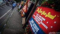 Karangan bunga ini berisi dukungan untuk Eliezer yang menjadi terdakwa kasus pembunuhan Yosua. 