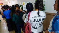 Selain karangan bunga, fans Eliezer sudah mengantre di PN Jaksel.