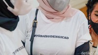 Mereka juga memakai atribut dukungan untuk Eliezer.