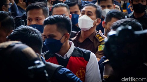 Richard Eliezer alias Bharada E akan menghadapi sidang vonis kasus pembunuhan Yosua Hutabarat (Brigadir J) hari ini. Fans sampai karangan bunga memenuhi PN Jaksel.