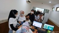 Pendukung Eliezer memasuki ruang sidang.
