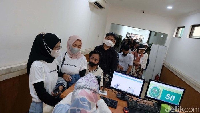 Fans-Karangan Bunga Penuhi PN Jaksel Jelang Vonis Eliezer Richard Eliezer alias Bharada E akan menghadapi sidang vonis kasus pembunuhan Yosua Hutabarat (Brigadir J) hari ini. Fans sampai karangan bunga memenuhi PN Jaksel.