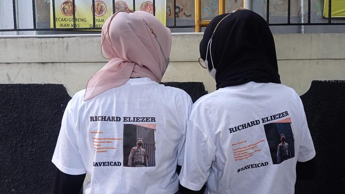 Fans Pakai Kaos #SaveIcad di PN Jaksel