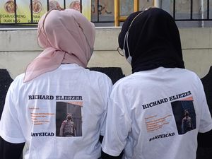 Jelang Sidang Vonis Richard Eliezer, Fans Pakai Kaus #SaveIcad di PN Jaksel