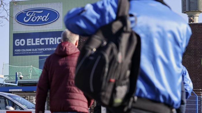 Ford Bakal PHK 3.800 Pegawai di Eropa hingga 3 Tahun ke Depan Ford akan memangkas 3.800 karyawannya di Eropa selama tiga tahun ke depan. Hal itu karena Ford ingin 'fokus' pada produksi kendaraan listrik.