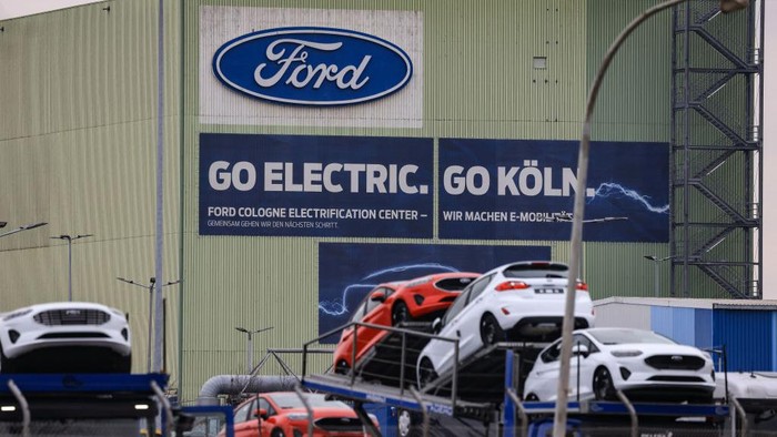 Ford akan memangkas 3.800 karyawannya di Eropa selama tiga tahun ke depan. Hal itu karena Ford ingin fokus pada produksi kendaraan listrik.
