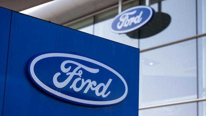 Ford akan memangkas 3.800 karyawannya di Eropa selama tiga tahun ke depan. Hal itu karena Ford ingin fokus pada produksi kendaraan listrik.