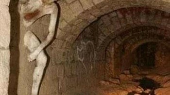 Ketika menyusuri terowongan dan mendapati patung ini, kira-kira apa reaksi kamu? Foto: Reddit