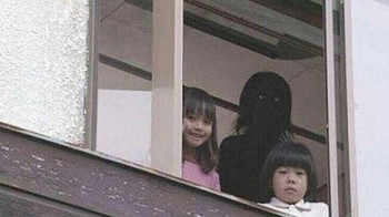 Photobomb yang menakutkan. Foto: Reddit