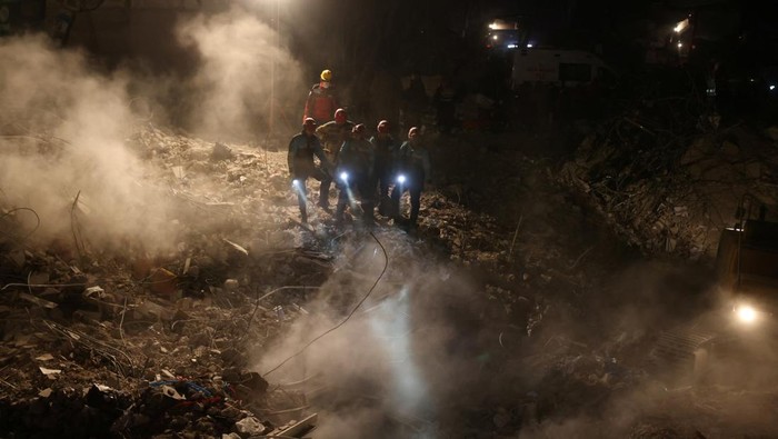 Foto Udara Kahramanmaras Sepekan Setelah Gempa Turki Rescuers work on the rubble of a collapsed building in the aftermath of a deadly earthquake in Kahramanmaras, Turkey February 14, 2023. REUTERS/Alexandros Avramidis