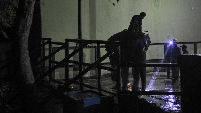 Fraksi Si Gajah Betina Sumatera Dipindahkan ke Kebun Binatang Jambi Petugas Balai Konservasi Sumber Daya Alam (BKSDA) Jambi memandu pemindahan gajah Sumatera (Elephas maximus sumatranus) betina bernama Fraksi (33) setibanya di Kebun Binatang Taman Rimba Jambi, Jambi, Selasa (14/2/2023). Fraksi dipindahkan dari PT Wira Karya Sakti, Jambi guna memenuhi kesejahteraan satwa di kebun binatang setempat yang sejak beberapa tahun terakhir hanya memiliki seekor gajah Sumatera jantan bernama Alfa (38).