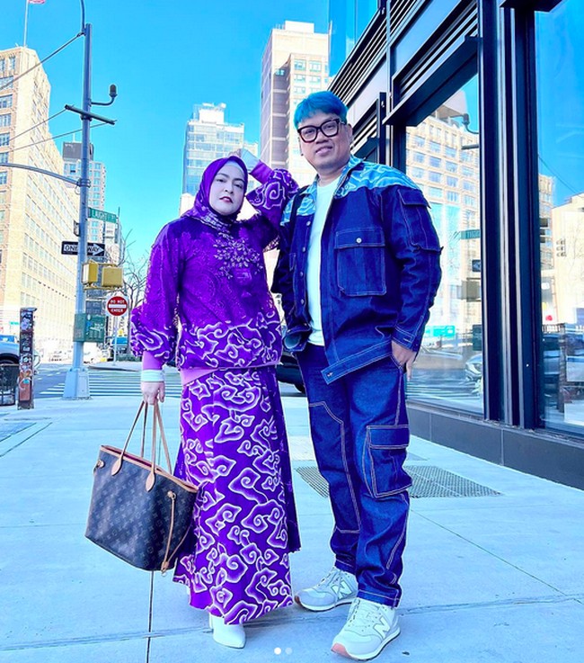 Juga hadir di acara yang sama, ada pasangan selebriti Uya Kuya dan Astrid Margaretha. Uya berbalut busana denim dengan aksen batik pada jaket, sementara istrinya muncul dengan atasan dan rok maksi batik dalam warna ungu yang mencolok. Ia juga tampak menenteng tote-bag klasik Louis Vuitton. (Foto: Instagram)
