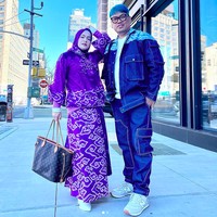 Juga hadir di acara yang sama, ada pasangan selebriti Uya Kuya dan Astrid Margaretha. Uya berbalut busana denim dengan aksen batik pada jaket, sementara istrinya muncul dengan atasan dan rok maksi batik dalam warna ungu yang mencolok. Ia juga tampak menenteng tote-bag klasik Louis Vuitton. (Foto: Instagram)