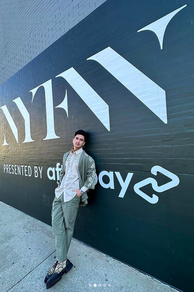 Presentasi koleksi sejumlah desainer Indonesia menjadi bagian dari New York Fashion Week Fall 2023 baru-baru ini. Sejumlah figur publik datang jauh-jauh dari Tanah Air untuk memberi dukungan. Salah satunya Verrell Bramasta yang menghadiri peragaan Batik Trusmi. Rehat sejenak dari drama keluarganya, putra sulung Venna Melinda ini mengandalkan gaya layering dalam busana serba hijau pucat dengan outerwear bermotif batik mega mendung. Tidak ketinggalan sepasang oxford shoes Gucci. (Foto: Instagram)