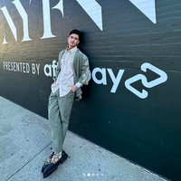 Presentasi koleksi sejumlah desainer Indonesia menjadi bagian dari New York Fashion Week Fall 2023 baru-baru ini. Sejumlah figur publik datang jauh-jauh dari Tanah Air untuk memberi dukungan. Salah satunya Verrell Bramasta yang menghadiri peragaan Batik Trusmi. Rehat sejenak dari drama keluarganya, putra sulung Venna Melinda ini mengandalkan gaya layering dalam busana serba hijau pucat dengan outerwear bermotif batik mega mendung. Tidak ketinggalan sepasang oxford shoes Gucci. (Foto: Instagram)