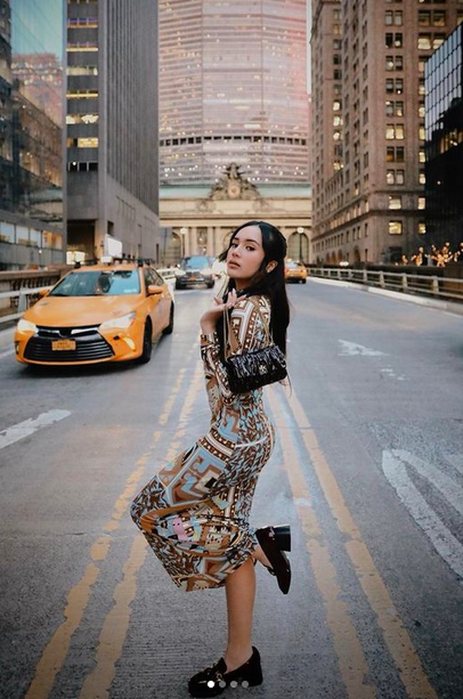 Mikha tak sendiri, ia muncul bersama Beby Tsabina. Ia mengandalkan shift dress penuh motif klasik Tory Burch. (Foto: Instagram)