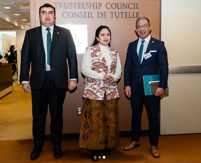 Ketua DPR RI Puan Maharani juga tak absen dari peragaan Batik Trusmi. Eksis di salah satu perhelatan mode terbesar di dunia tersebut, Puan memberikan gaya terbaiknya dengan padanan turtle-neck dan vest, serta rok bergaya jarik. Pada hari yang sama, Puan bertemu delegasi PBB dalam balutan busana yang sama. (Foto: Instagram)