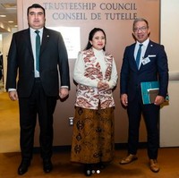 Ketua DPR RI Puan Maharani juga tak absen dari peragaan Batik Trusmi. Eksis di salah satu perhelatan mode terbesar di dunia tersebut, Puan memberikan gaya terbaiknya dengan padanan turtle-neck dan vest, serta rok bergaya jarik. Pada hari yang sama, Puan bertemu delegasi PBB dalam balutan busana yang sama. (Foto: Instagram)