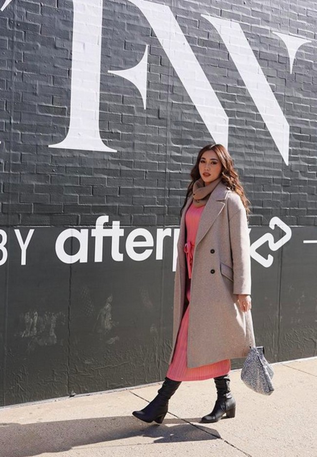 Udara dingin di kota yang berjulukan Big Apple itu tak menghalangi Puteri Indonesia 2022 Laksmi DeNeefe untuk menghadiri peragaan Batik Trusmi. Ia memilih knitwear dress berwarna pink yang dibungkus coat tebal berwarna abu-abu. (Foto: Instagram)