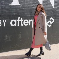 Udara dingin di kota yang berjulukan Big Apple itu tak menghalangi Puteri Indonesia 2022 Laksmi DeNeefe untuk menghadiri peragaan Batik Trusmi. Ia memilih knitwear dress berwarna pink yang dibungkus coat tebal berwarna abu-abu. (Foto: Instagram)