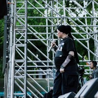 Inilah style hijab boyish yang menjadi ciri khas Sivia Azizah. Dia mengenakan kaus oversized, hijab yang diikat ke belakang dan celana kulot saat manggung. Alhamdullillah ternyata gue tetep bisa ada di atas panggung. Produktif, sekarang lagi produce album 2 doain lancar jg ya xixi. Manggung dalam kondisi hamil gini bener-bener udah liga yang berbeda lagi sih buat gue, gak cuma perbedaan secara fisik ya, tapi secara mental, emosional juga berbeda. Tapi happy sih dan bersyukur bgt karena gue udah di fase ini di dalam hidup gue. #Blesseeedd #GodIsGoooood!!💖🙏🏼🤞🏻 difotoin @pria_hardie yang sambil deg2ser kasih2 kode suruh duduk dan minum 🤣😚@festivalpasarmusik, tulis Sivia.  Foto: Dok. Instagram @siviazizah.