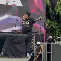 Begitu mengetahui kehamilan pertamanya, Sivia sempat merasa khawatir untuk tetap bisa menjalani kariernya sebagai penyanyi. Awal gue tau gue hamil, gue lumayan khawatir sih, gimana gue tetep bermusik, bisa tetep produktif ga ya? dan yang paling gue takutin adalah gue tetep bisa manggung gak ya? Walaupun di luar sana udah banyak banget contoh musisi yang tetep manggung saat hamil ya, kata Sivia. Foto: Dok. Instagram @siviazizah.