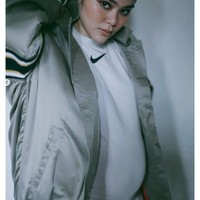 Memperlihatkan baby bump alias perut hamilnya, Sivia Azizah mengunggah foto OOTD dengan style hijab boyish. Dia memadukan hijab hitam yang diikat rapi ke belakang, kaus dan jaket oversized. Foto: Instagram @siviazizah.