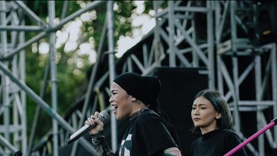 8 Foto Sivia Azizah Pamer Baby Bump dengan Style Hijab Boyish