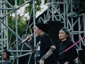 8 Foto Sivia Azizah Pamer Baby Bump dengan Style Hijab Boyish
