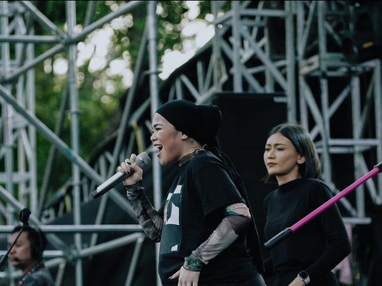 8 Foto Sivia Azizah Pamer Baby Bump dengan Style Hijab Boyish