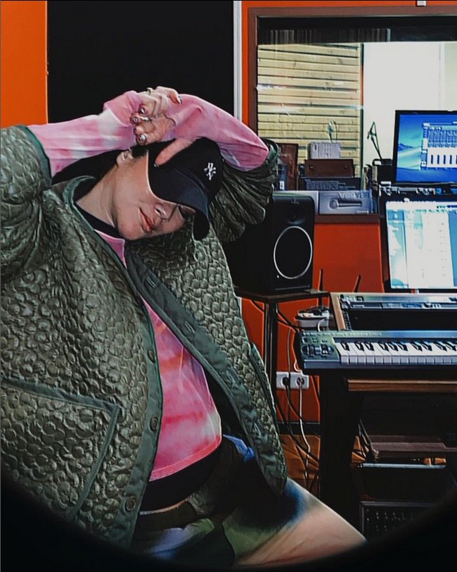 Hamil anak pertama, wanita kelahiran 14 Februari 1997 ini tetap menjalani kegiatannya di studio rekaman. Sivia kini sedang sibuk mempersiapkan album keduanya. Saat rekaman, Sivia menggunakan topi untuk menutupi bagian rambutnya. Foto: Dok. Instagram @siviazizah.