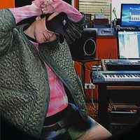 Hamil anak pertama, wanita kelahiran 14 Februari 1997 ini tetap menjalani kegiatannya di studio rekaman. Sivia kini sedang sibuk mempersiapkan album keduanya. Saat rekaman, Sivia menggunakan topi untuk menutupi bagian rambutnya. Foto: Dok. Instagram @siviazizah.