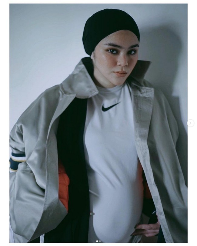 Mantan personel Blink, Sivia Azizah mengumumkan hamil anak pertamanya dengan sang suamo Pria Hardie. Sebelumnya, keduanya menggelar pernikahan pada 18 Juni 2022. Foto: Dok. Instagram @siviazizah.