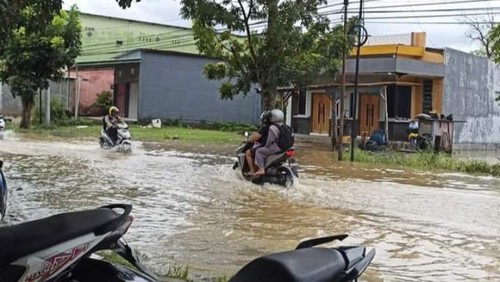 Genangan air akibat banjir bandang di Kampung Bugis, Kecamatan Taliwang, Sumbawa Barat, Nusa Tenggara Barat (NTB), Rabu (15/2/2023).
