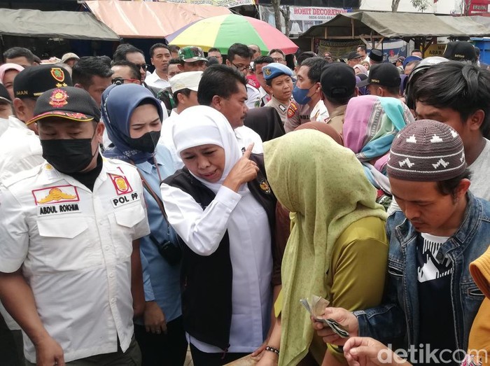 Gubernur Jatim saat meninjau pelaksanaan operasi pasar di Kota Pasuruan.