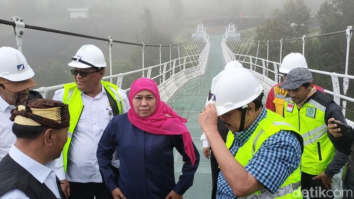 Gubernur Khofifah mengecek jembatan kaca di Probolinggo