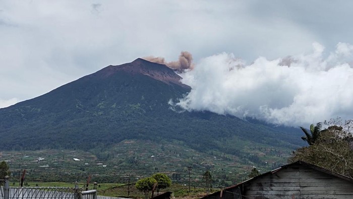 Gunung Kerinci erupsi. (Foto: Istimewa)