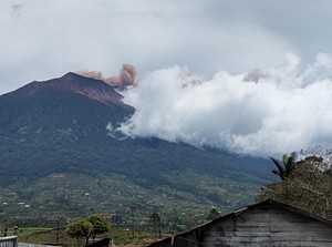 Gunung Kerinci Erupsi Lagi, Semburkan Abu Vulkanik Setinggi 200 Meter
